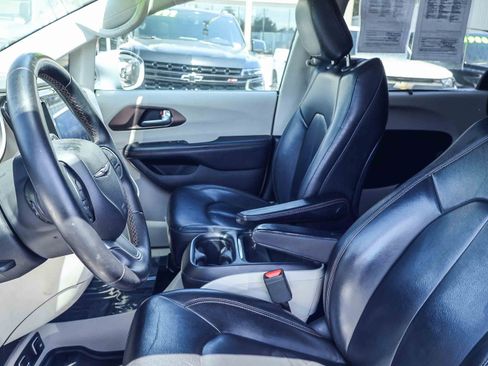 Used 2017 Chrysler Pacifica Touring-L w/ Tire & Wheel Group FWD image 14