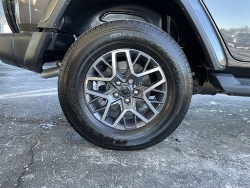 Used 2025 Jeep Wrangler Sahara image 33