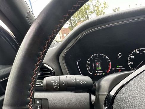 Used 2025 Honda Pilot TrailSport image 29