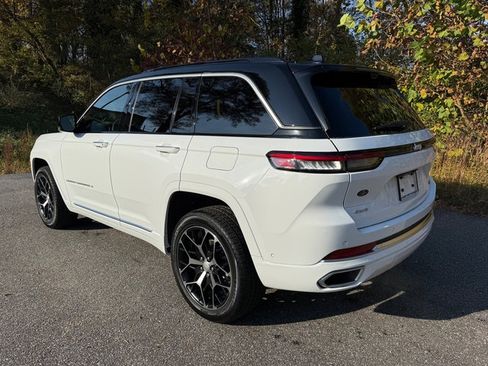 New 2025 Jeep Grand Cherokee Summit image 9