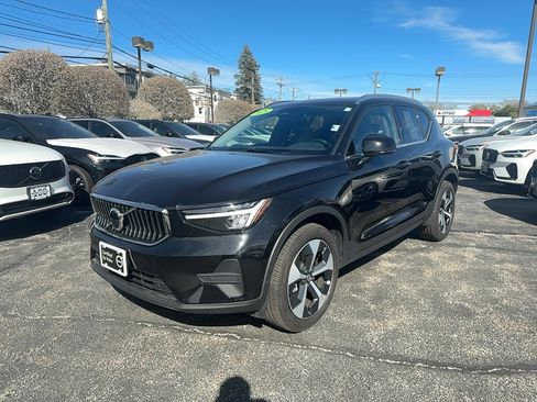 Certified 2025 Volvo XC40 B5 Core AWD/4WD image 1
