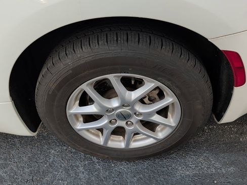 Used 2023 Chrysler Pacifica Touring-L FWD image 6