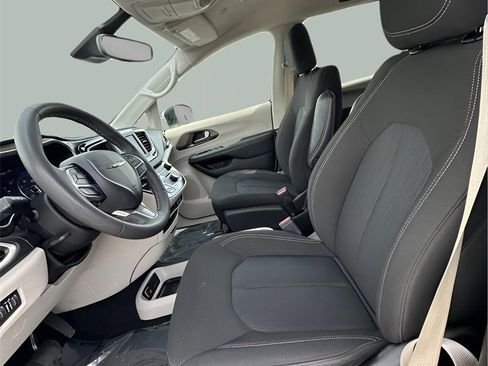 Used 2023 Chrysler Voyager LX image 11