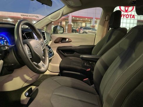Used 2022 Chrysler Voyager LX image 10