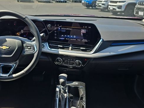 Used 2025 Chevrolet Trax LT w/ LT Convenience Package FWD image 15