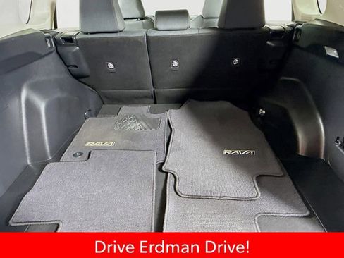 Used 2019 Toyota RAV4 LE FWD image 33