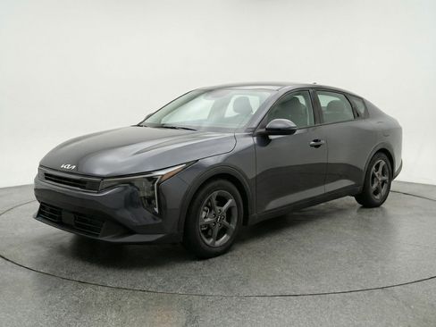 Used 2025 Kia K4 LXS image 3
