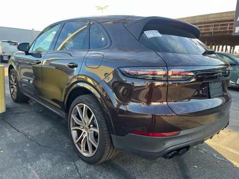 Used 2022 Porsche Cayenne Platinum Edition image 4