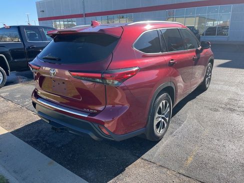 Used 2020 Toyota Highlander XLE AWD/4WD image 5