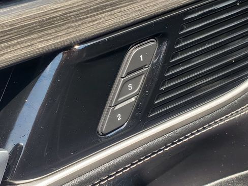 Used 2024 Jeep Wagoneer L Series III w/ Premium Group I AWD/4WD image 9