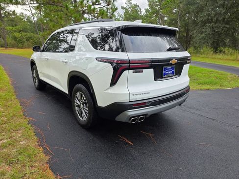 Used 2025 Chevrolet Traverse LT FWD image 3