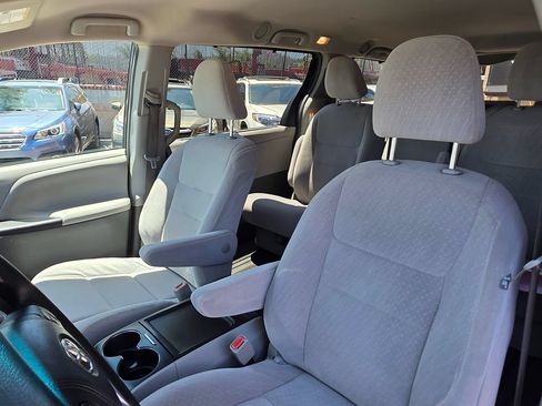Used 2016 Toyota Sienna LE FWD image 21
