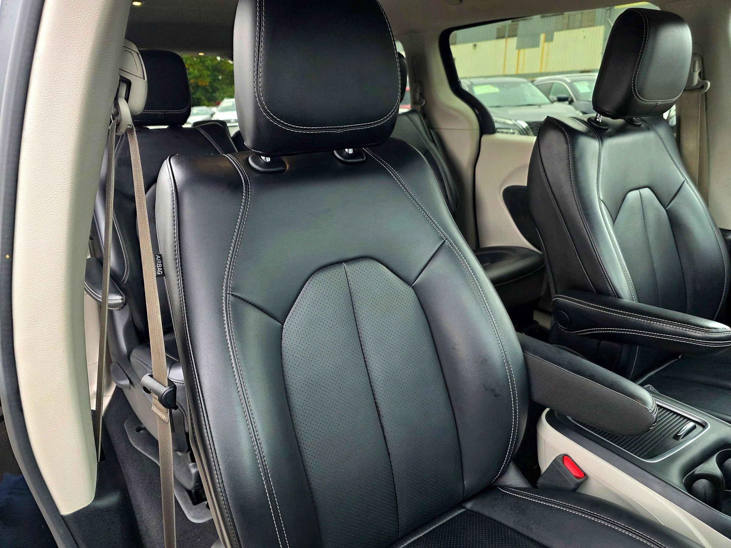 Used 2023 Chrysler Pacifica Touring-L FWD image 49