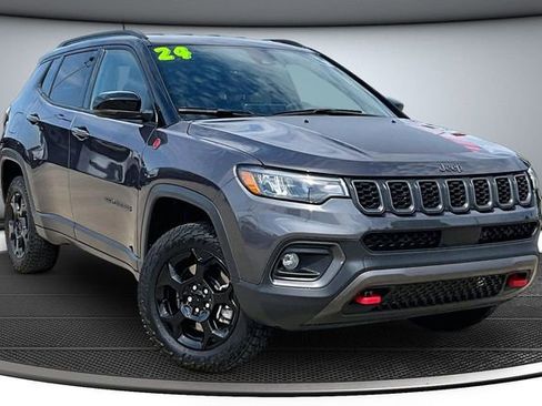 Used 2024 Jeep Compass Trailhawk w/ Trailhawk Convenience Group AWD/4WD image 3