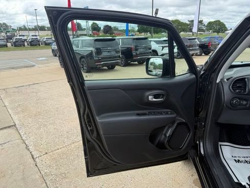 Used 2023 Jeep Renegade Altitude w/ Sun/Sound Group AWD/4WD image 13