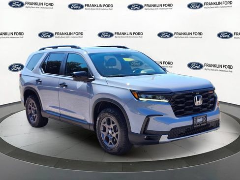 Used 2025 Honda Pilot TrailSport image 7