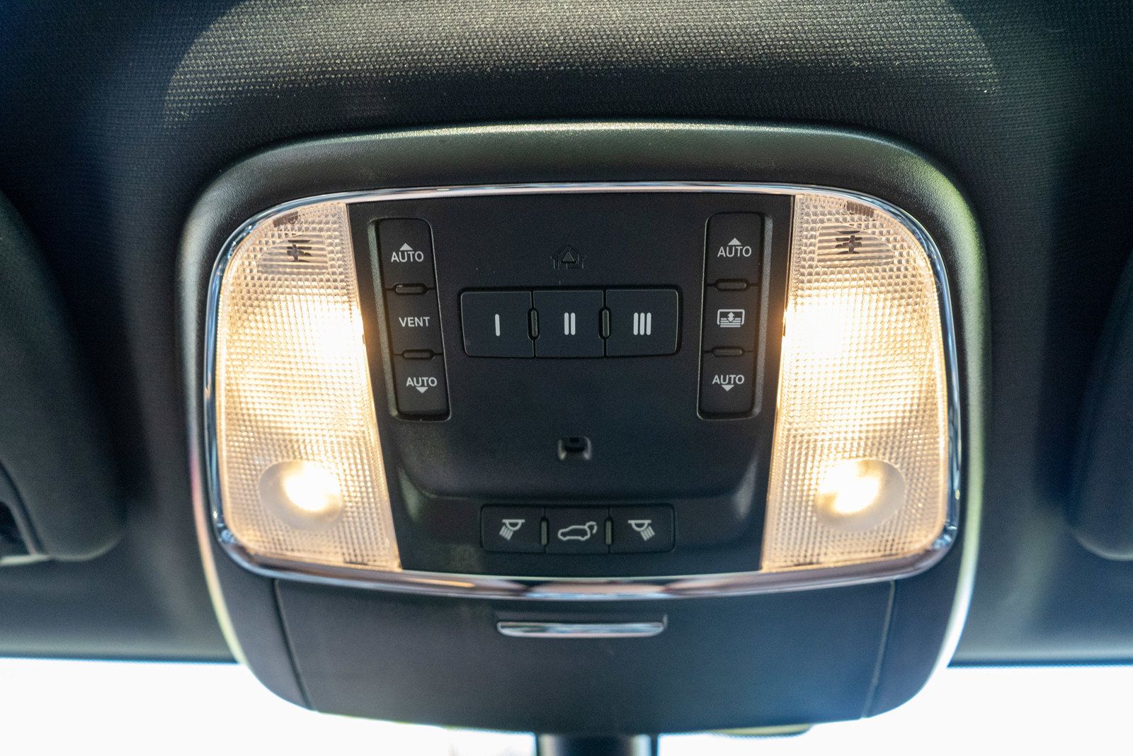 Used 2020 Jeep Grand Cherokee Overland AWD/4WD image 24