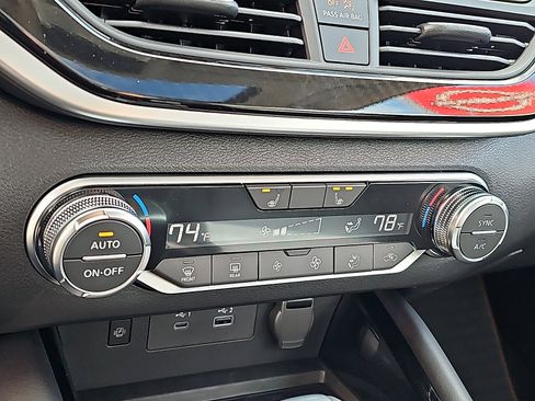 Used 2025 Nissan Altima 2.5 SR w/ SR Premium Package image 17