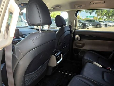 Used 2025 Kia Carnival FWD image 16