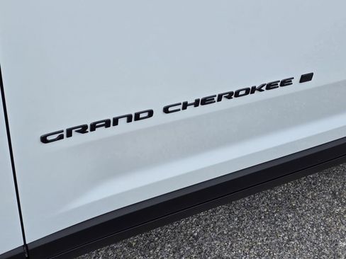 New 2025 Jeep Grand Cherokee L Altitude AWD/4WD image 32