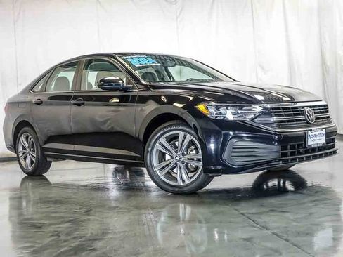 Used 2024 Volkswagen Jetta SE FWD image 2