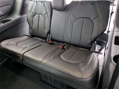 New 2026 Chrysler Pacifica Select image 25