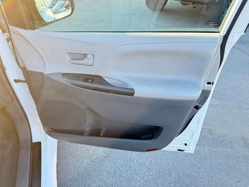 Used 2019 Toyota Sienna L w/ Carpet Mat Package image 16