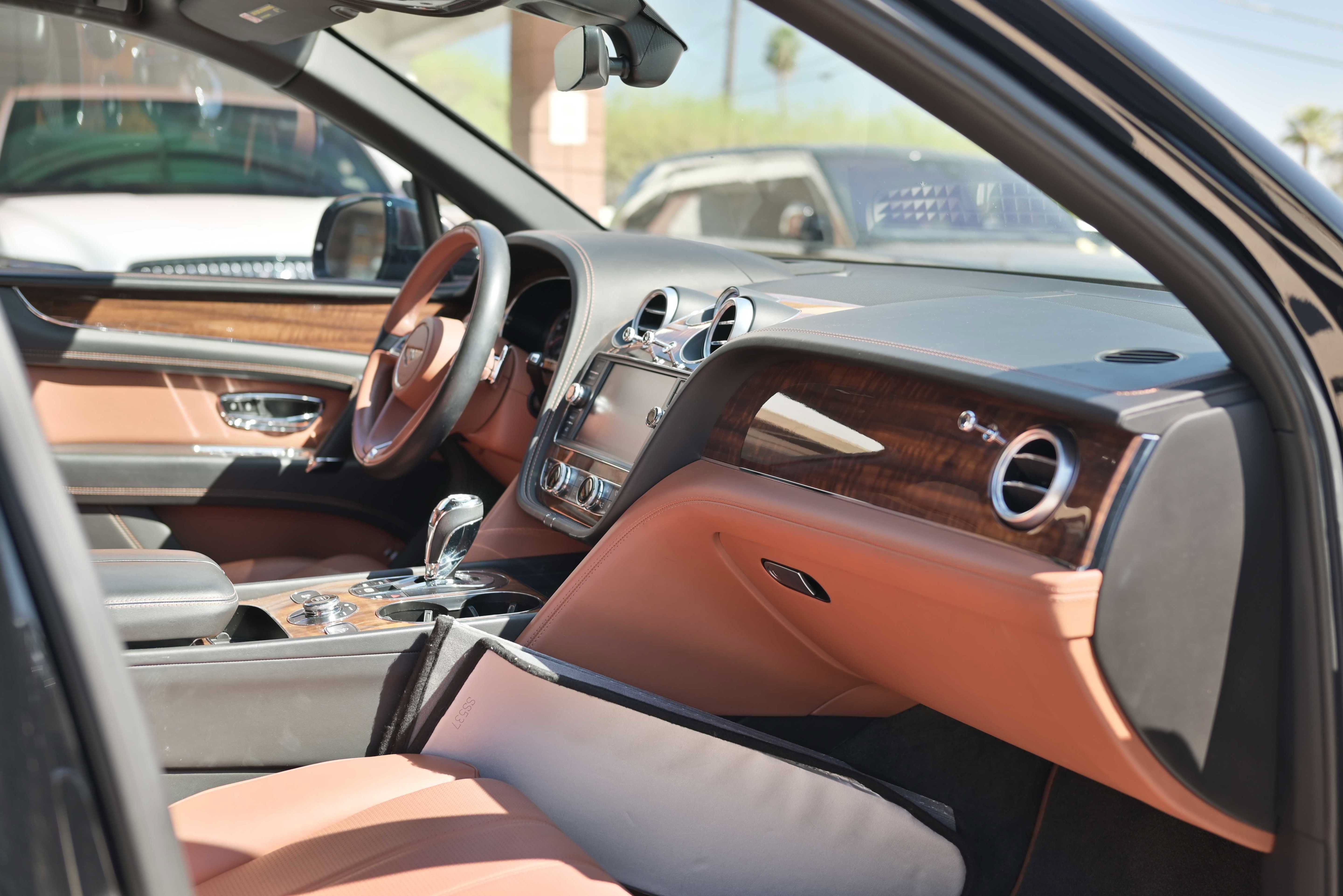 Used 2018 Bentley Bentayga AWD/4WD image 15
