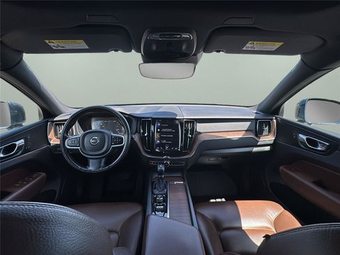 Used 2021 Volvo XC60 T5 Momentum w/ Premium Package AWD/4WD image 20