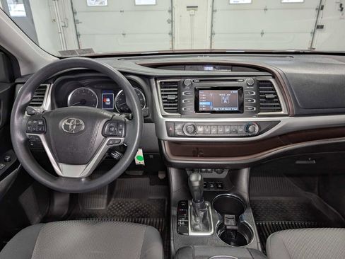 Used 2018 Toyota Highlander LE image 17