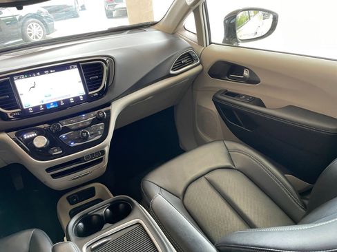 Used 2024 Chrysler Pacifica Touring-L image 38