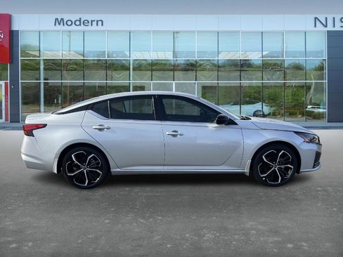 New 2025 Nissan Altima 2.5 SR image 4