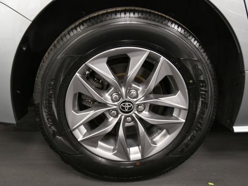 Certified 2025 Toyota Sienna XLE FWD image 33