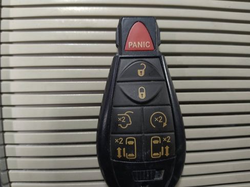 Used 2015 Chrysler Town & Country Limited Platinum FWD image 32