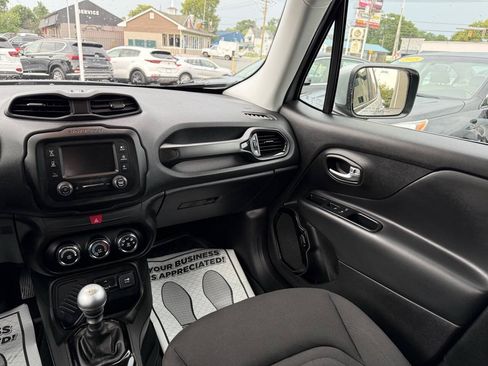 Used 2017 Jeep Renegade Altitude FWD image 12