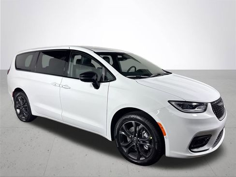 New 2026 Chrysler Pacifica Select AWD/4WD image 4