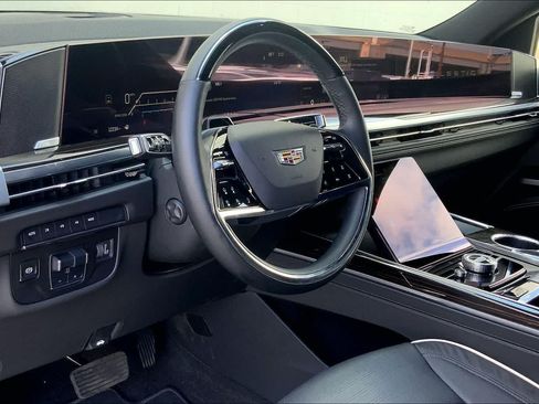 Used 2025 Cadillac Escalade Premium Luxury AWD/4WD image 2