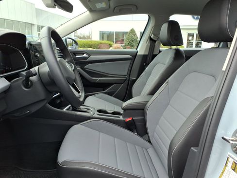 Certified 2025 Volkswagen Jetta SE image 17