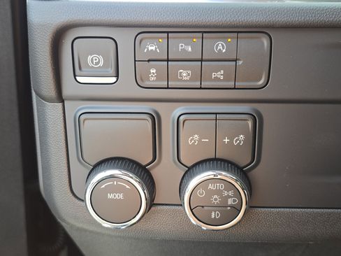 New 2026 Chevrolet Suburban Premier image 30