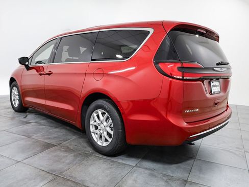 New 2026 Chrysler Pacifica Select image 4