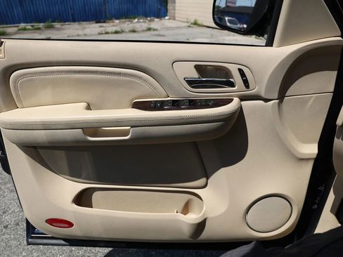 Used 2007 Cadillac Escalade ESV AWD w/ Information Package image 39