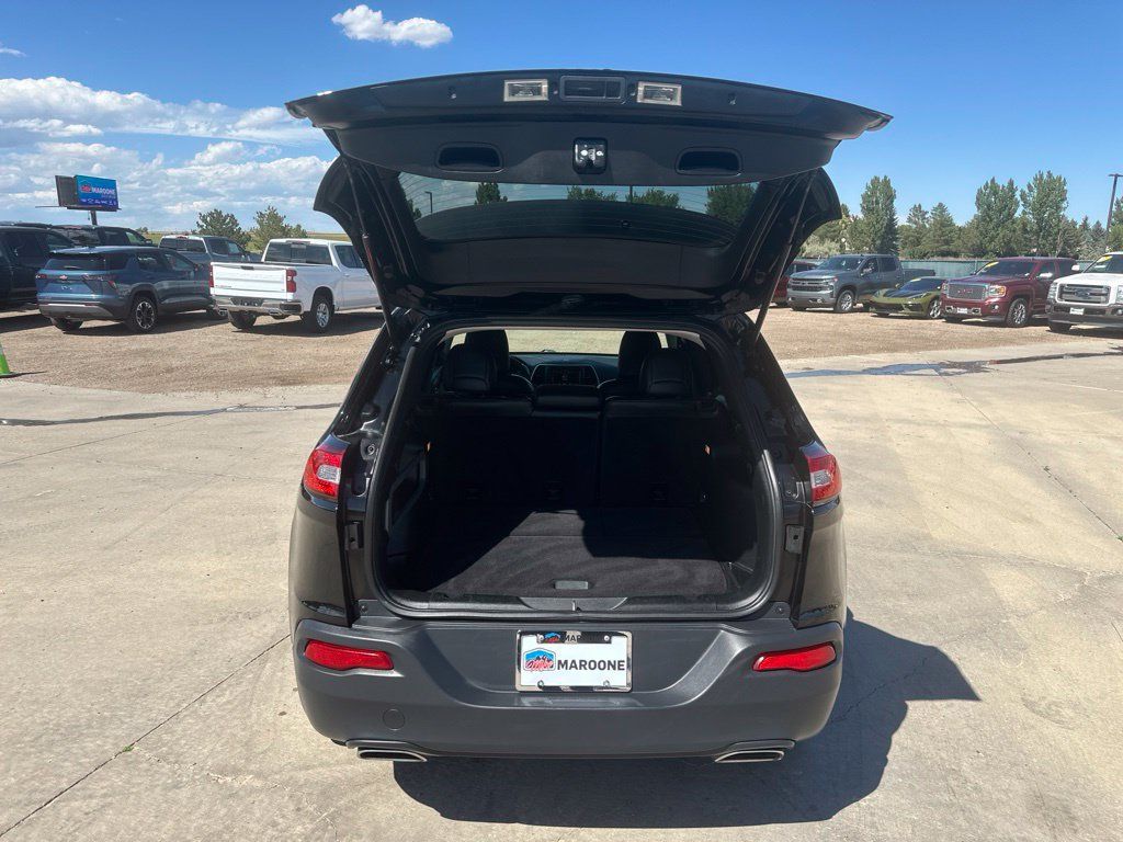 Used 2018 Jeep Cherokee Latitude Plus w/ Cold Weather Group AWD/4WD image 23