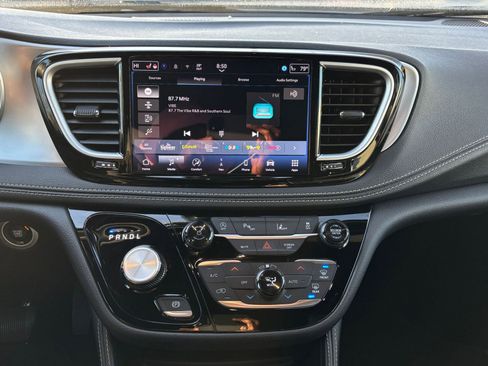 Used 2025 Chrysler Pacifica Limited image 20