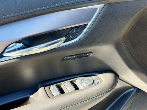 Used 2025 Cadillac XT6 Luxury image 25