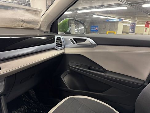 New 2025 Volkswagen Taos SE image 34