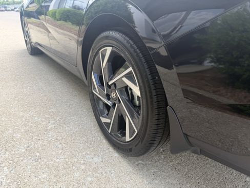 Certified 2025 Hyundai Elantra Limited FWD image 9