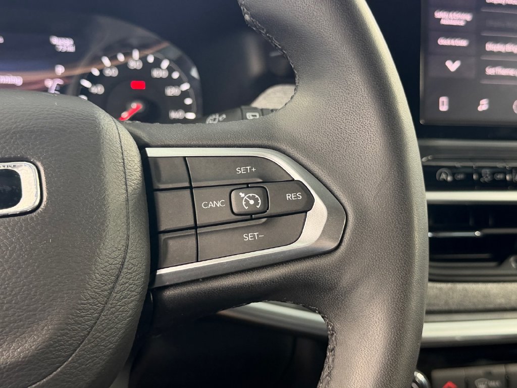 Used 2025 Jeep Compass Latitude w/ Sun & Sound Group AWD/4WD image 22
