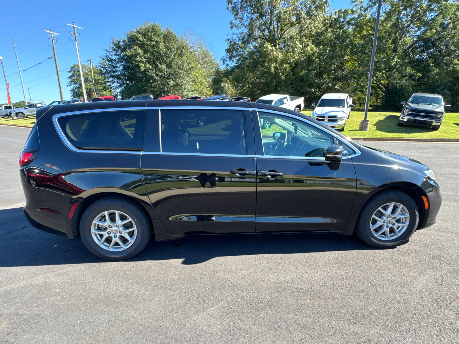 Used 2024 Chrysler Pacifica Touring-L FWD image 4
