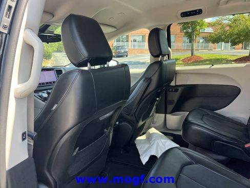 Used 2024 Chrysler Pacifica Touring-L FWD image 22