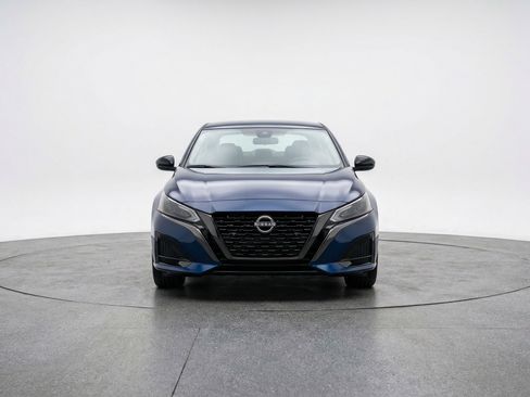 Used 2025 Nissan Altima 2.5 SV image 2